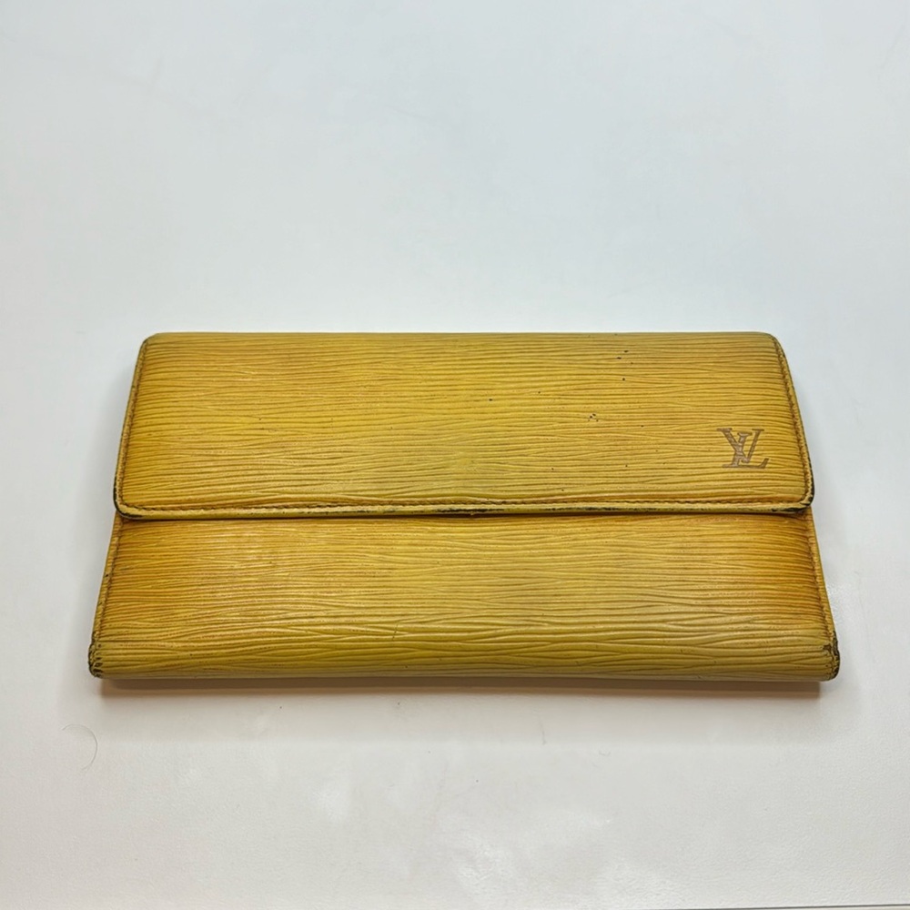 LOUIS VUITTON BI-FOLD EPI LEATHER LONG WALLET